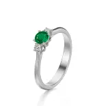 Pierścionek z szmaragdem i brylantami białe złoto AJPZ_083